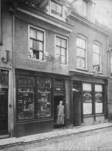 856009 Gezicht op het Magazijn van Uurwerken De Tijd (Korte Viestraat 6) te Utrecht, met in de deuropening Nicolaas ...